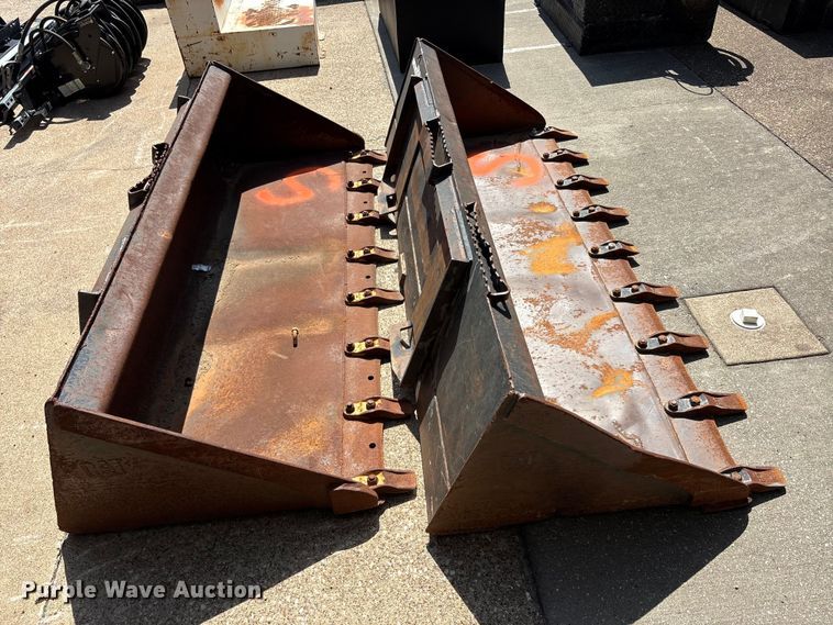 image for item EU5771 (2) Caterpillar skid steer buckets