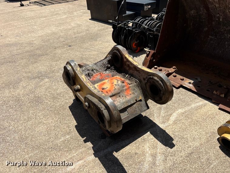 image for item EU5773 Caterpillar 390-1017 coupler