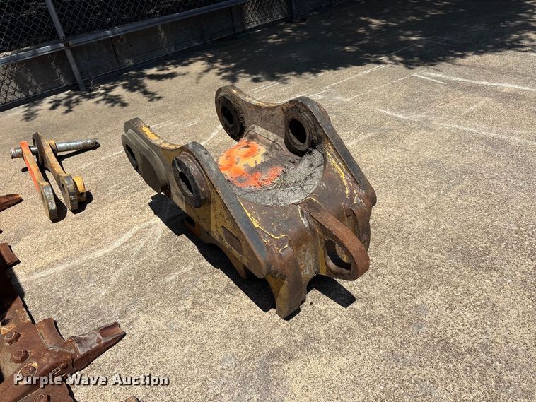image for item EU5773 Caterpillar 390-1017 coupler