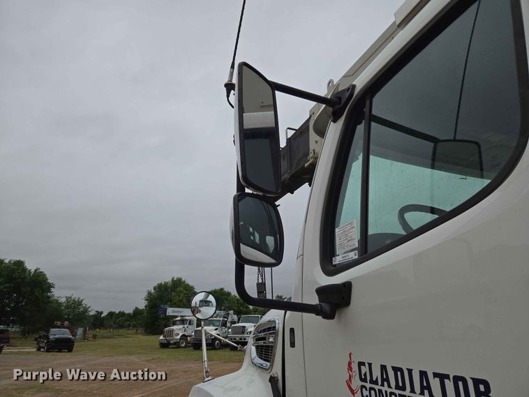 image for item EW0172 2017 Freightliner 114SD crane truck