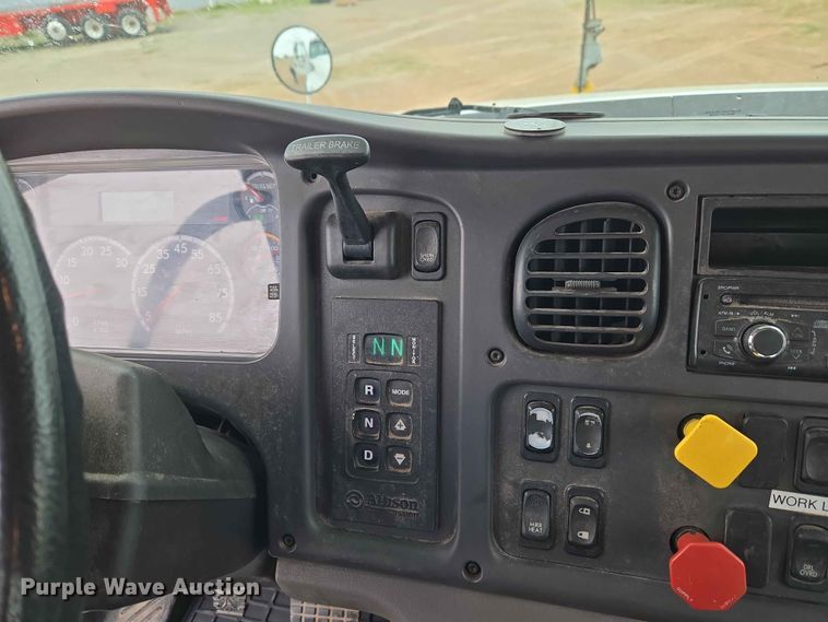 image for item EW0172 2017 Freightliner 114SD crane truck