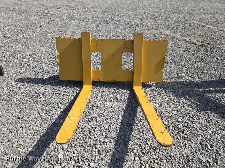 image for item EW0381 Caterpillar backhoe forks