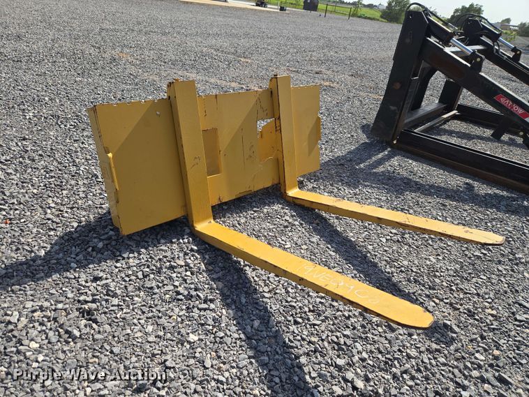 image for item EW0381 Caterpillar backhoe forks
