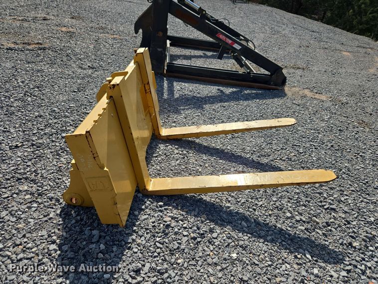 image for item EW0381 Caterpillar backhoe forks