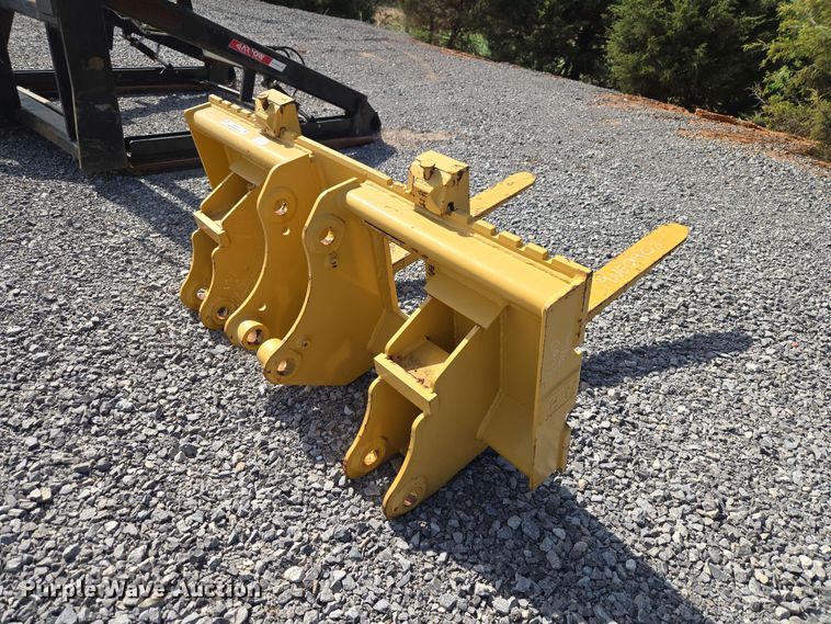 image for item EW0381 Caterpillar backhoe forks