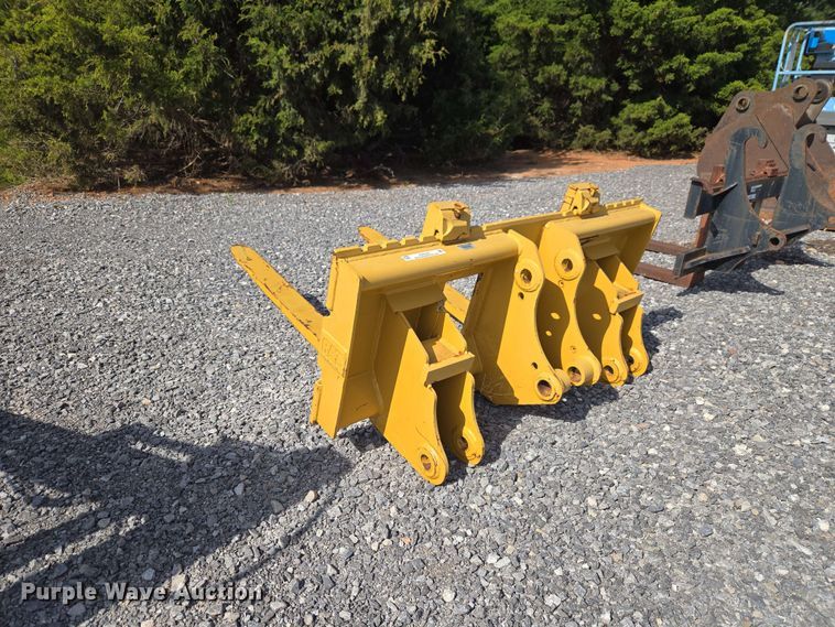 image for item EW0381 Caterpillar backhoe forks