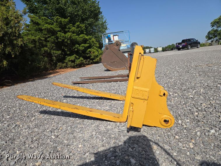 image for item EW0381 Caterpillar backhoe forks