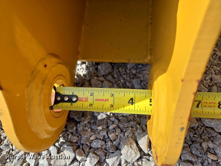 image for item EW0381 Caterpillar backhoe forks