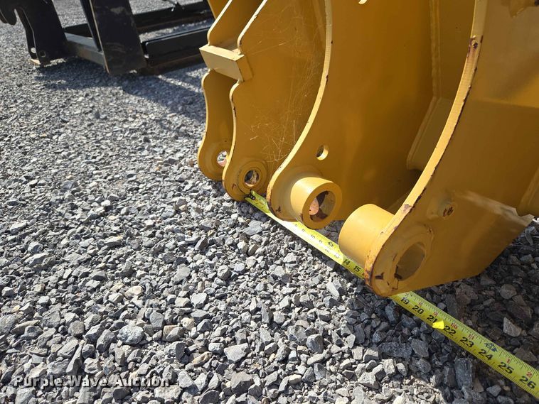 image for item EW0381 Caterpillar backhoe forks