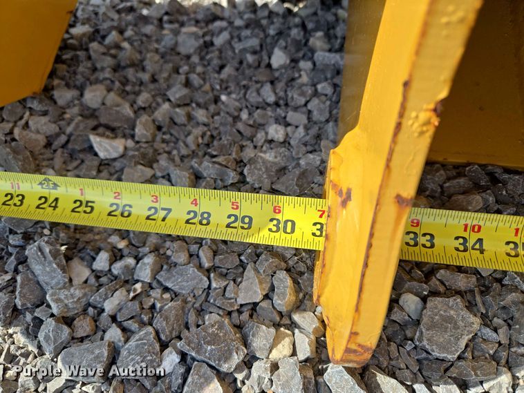 image for item EW0381 Caterpillar backhoe forks