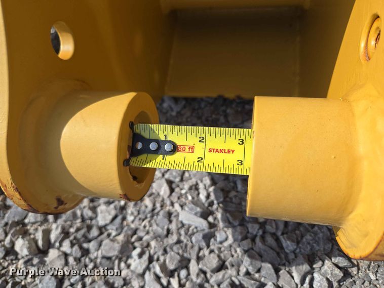 image for item EW0381 Caterpillar backhoe forks