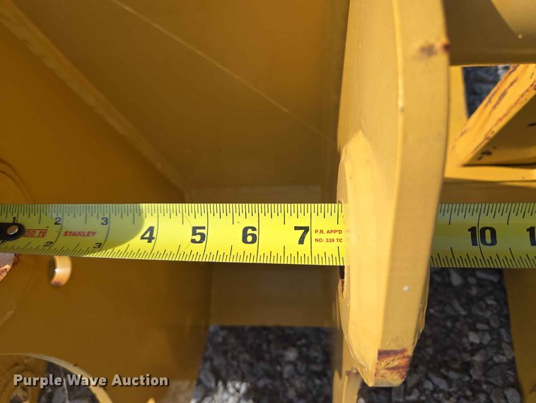 image for item EW0381 Caterpillar backhoe forks