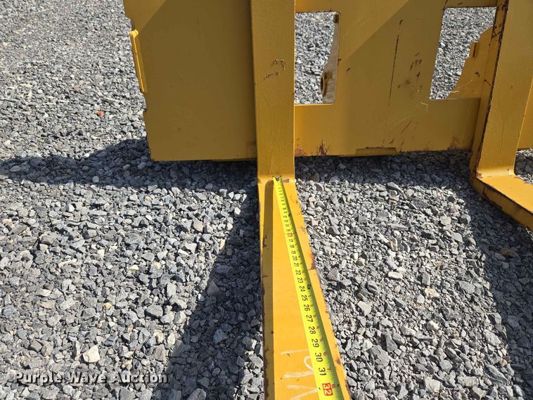 image for item EW0381 Caterpillar backhoe forks