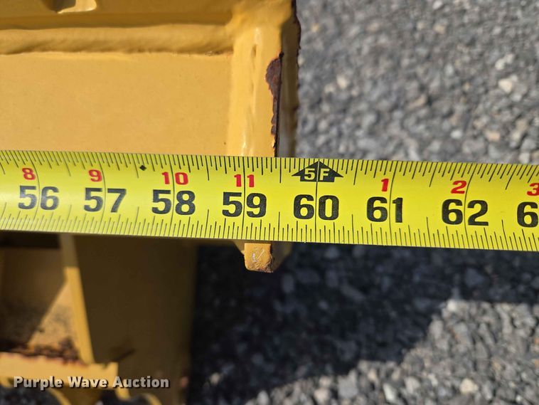 image for item EW0381 Caterpillar backhoe forks