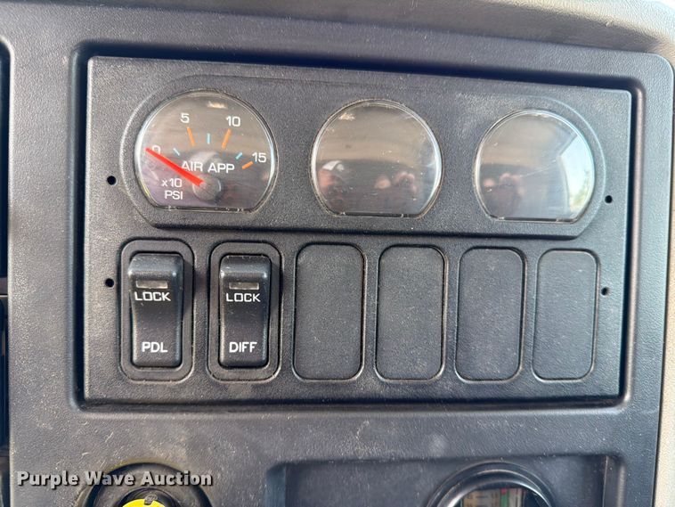 image for item EX4009 2019 International WorkStar 7600 dump truck