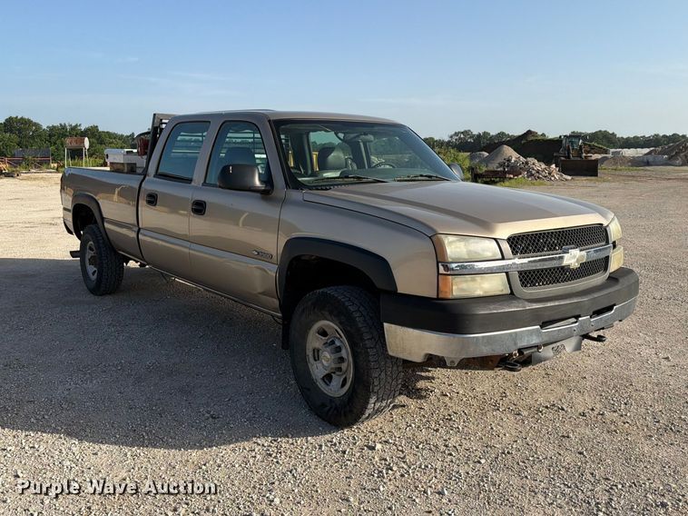 image for item EX4010 2004 Chevrolet Silverado 3500 Crew Cab pickup truck