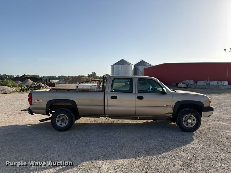 image for item EX4010 2004 Chevrolet Silverado 3500 Crew Cab pickup truck