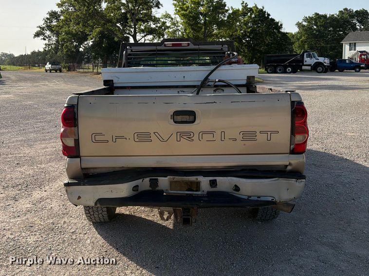 image for item EX4010 2004 Chevrolet Silverado 3500 Crew Cab pickup truck