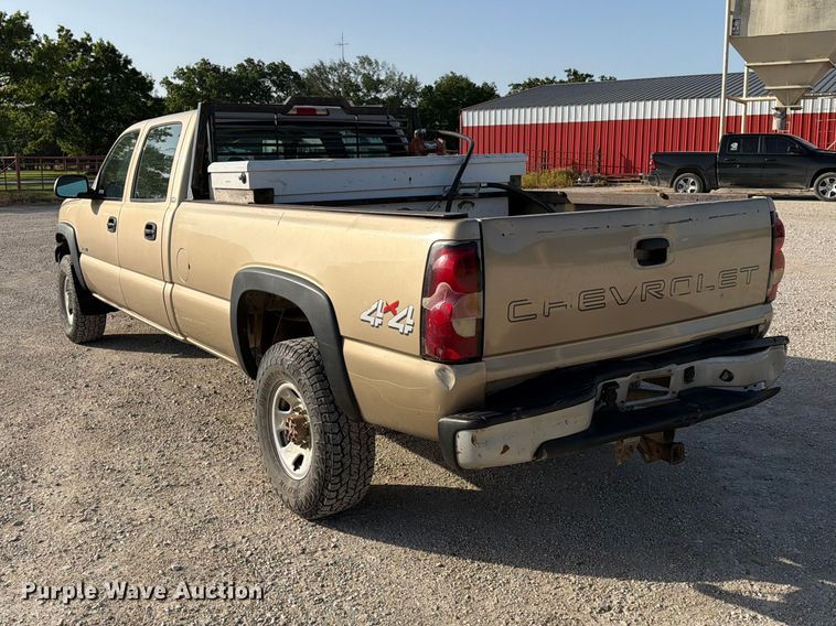 image for item EX4010 2004 Chevrolet Silverado 3500 Crew Cab pickup truck