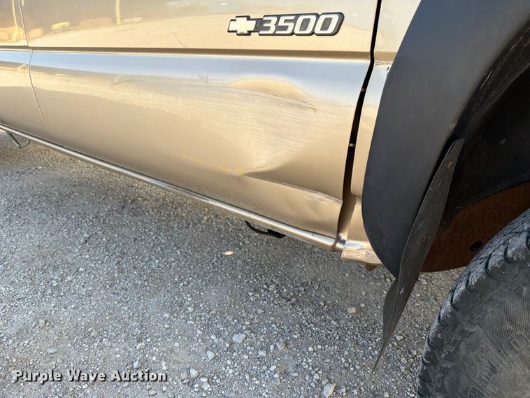 image for item EX4010 2004 Chevrolet Silverado 3500 Crew Cab pickup truck