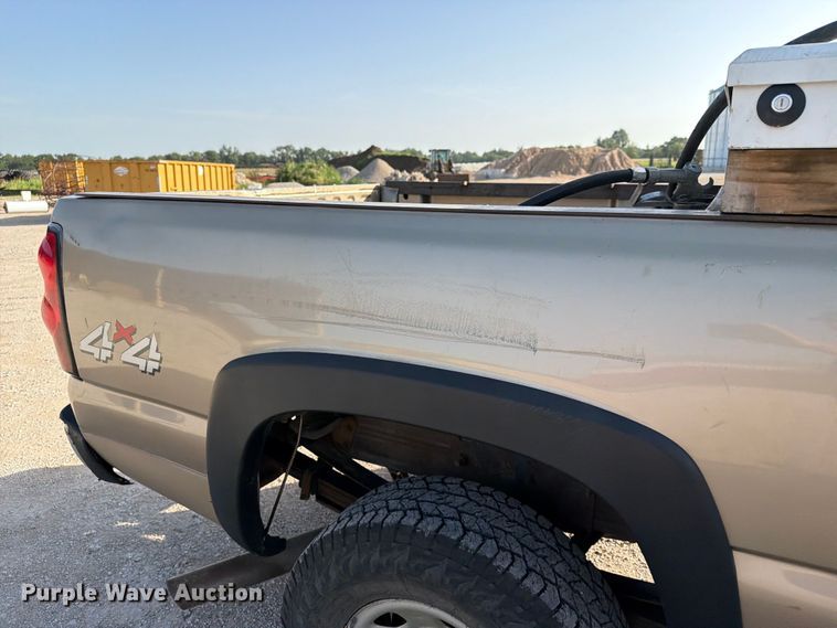 image for item EX4010 2004 Chevrolet Silverado 3500 Crew Cab pickup truck