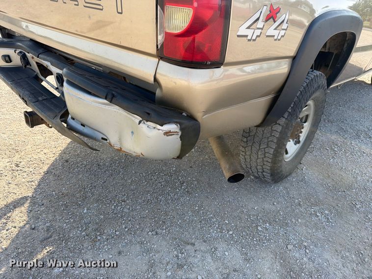image for item EX4010 2004 Chevrolet Silverado 3500 Crew Cab pickup truck