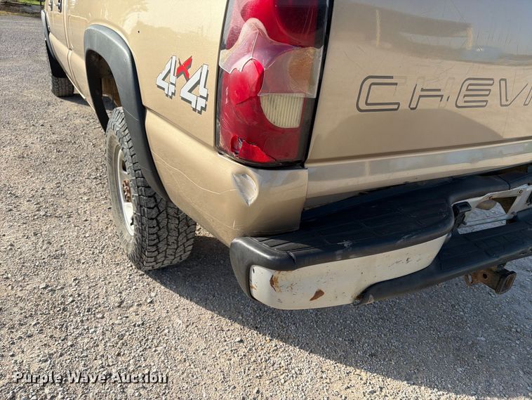image for item EX4010 2004 Chevrolet Silverado 3500 Crew Cab pickup truck