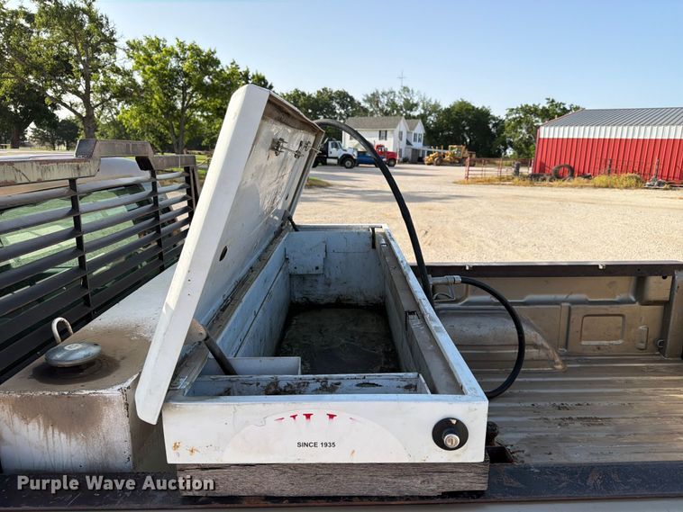 image for item EX4010 2004 Chevrolet Silverado 3500 Crew Cab pickup truck