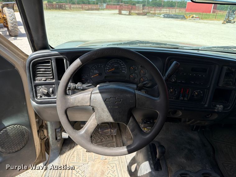 image for item EX4010 2004 Chevrolet Silverado 3500 Crew Cab pickup truck
