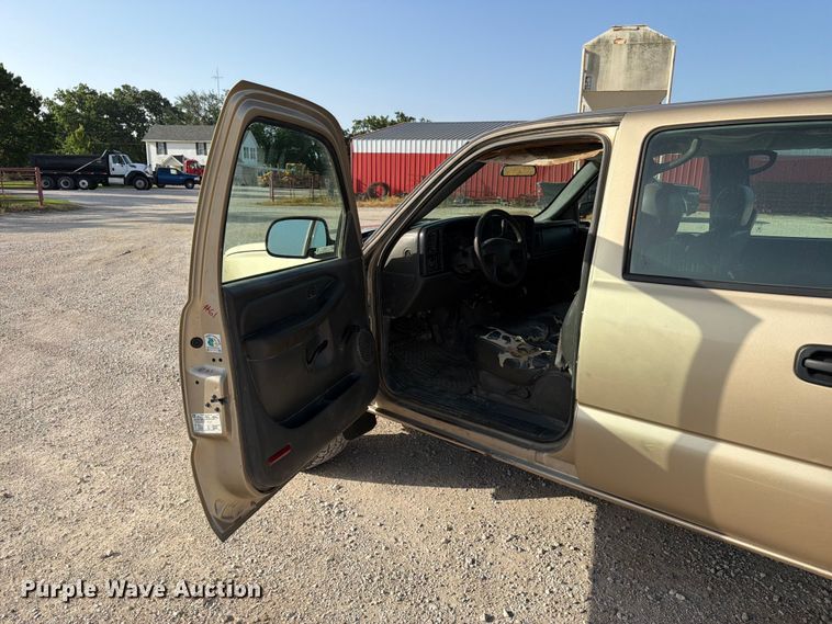 image for item EX4010 2004 Chevrolet Silverado 3500 Crew Cab pickup truck
