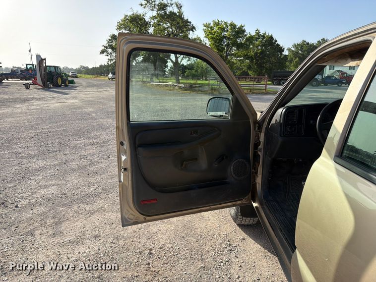 image for item EX4010 2004 Chevrolet Silverado 3500 Crew Cab pickup truck