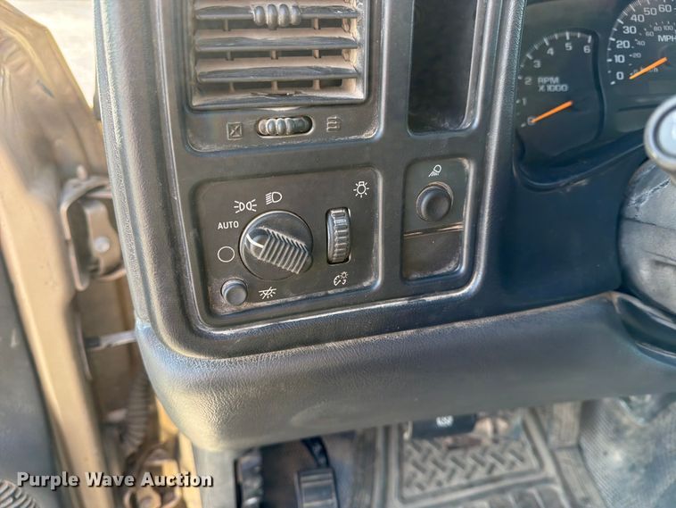 image for item EX4010 2004 Chevrolet Silverado 3500 Crew Cab pickup truck