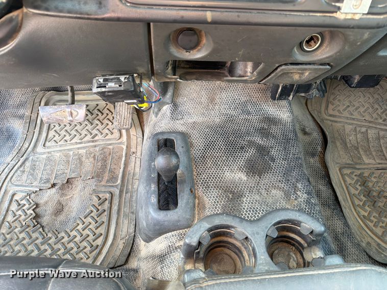 image for item EX4010 2004 Chevrolet Silverado 3500 Crew Cab pickup truck