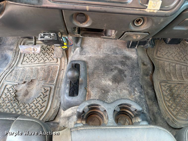 image for item EX4010 2004 Chevrolet Silverado 3500 Crew Cab pickup truck