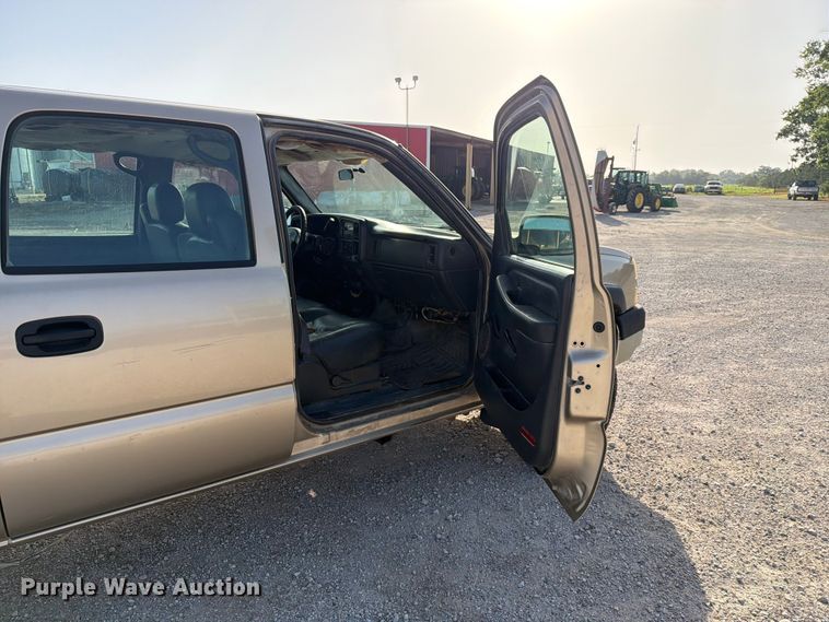 image for item EX4010 2004 Chevrolet Silverado 3500 Crew Cab pickup truck