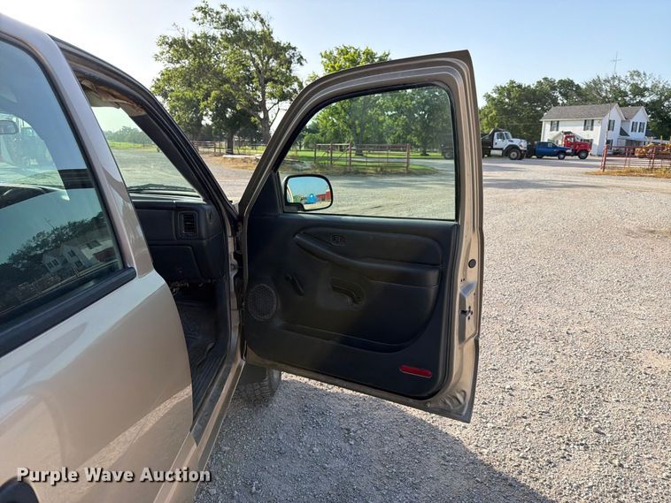 image for item EX4010 2004 Chevrolet Silverado 3500 Crew Cab pickup truck