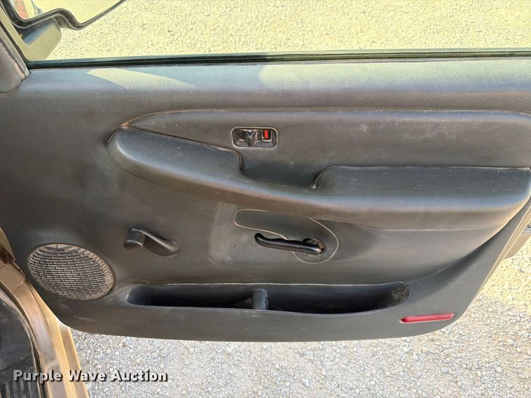 image for item EX4010 2004 Chevrolet Silverado 3500 Crew Cab pickup truck