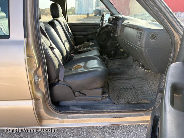 image for item EX4010 2004 Chevrolet Silverado 3500 Crew Cab pickup truck