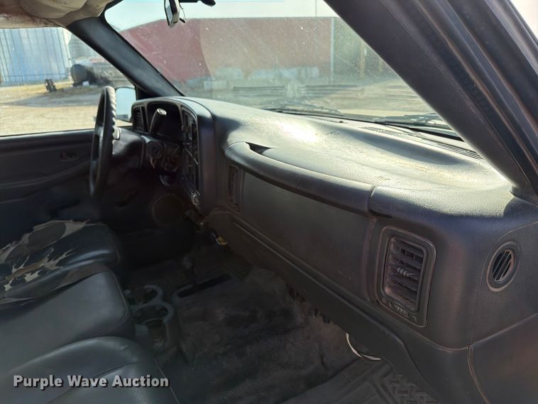 image for item EX4010 2004 Chevrolet Silverado 3500 Crew Cab pickup truck