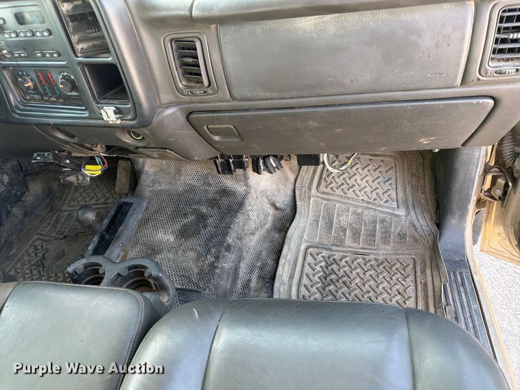 image for item EX4010 2004 Chevrolet Silverado 3500 Crew Cab pickup truck