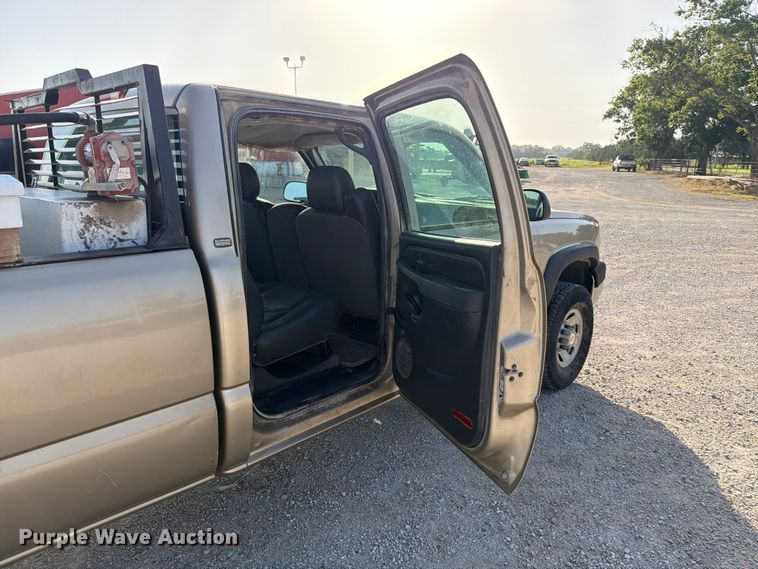 image for item EX4010 2004 Chevrolet Silverado 3500 Crew Cab pickup truck