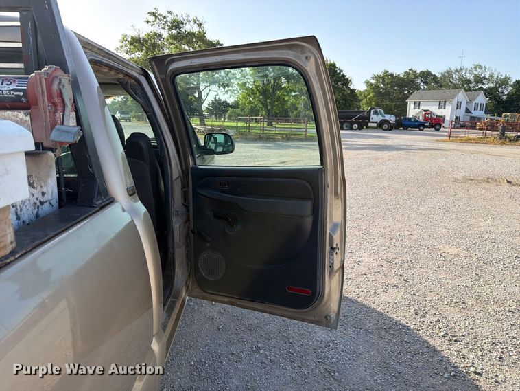 image for item EX4010 2004 Chevrolet Silverado 3500 Crew Cab pickup truck