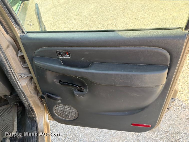 image for item EX4010 2004 Chevrolet Silverado 3500 Crew Cab pickup truck