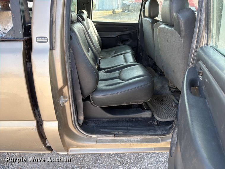 image for item EX4010 2004 Chevrolet Silverado 3500 Crew Cab pickup truck