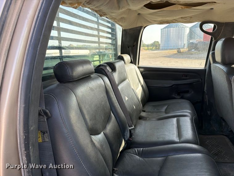 image for item EX4010 2004 Chevrolet Silverado 3500 Crew Cab pickup truck