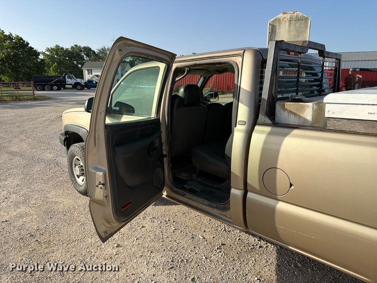 image for item EX4010 2004 Chevrolet Silverado 3500 Crew Cab pickup truck