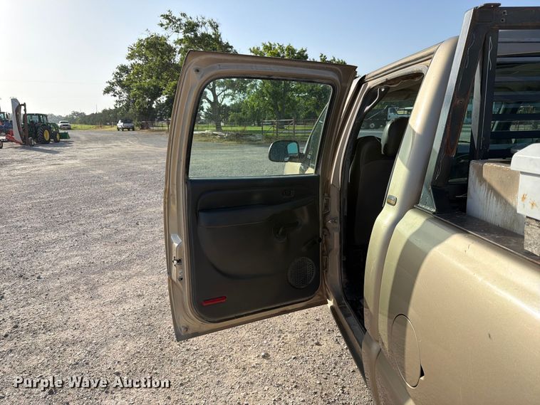 image for item EX4010 2004 Chevrolet Silverado 3500 Crew Cab pickup truck