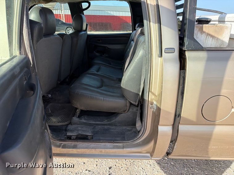 image for item EX4010 2004 Chevrolet Silverado 3500 Crew Cab pickup truck