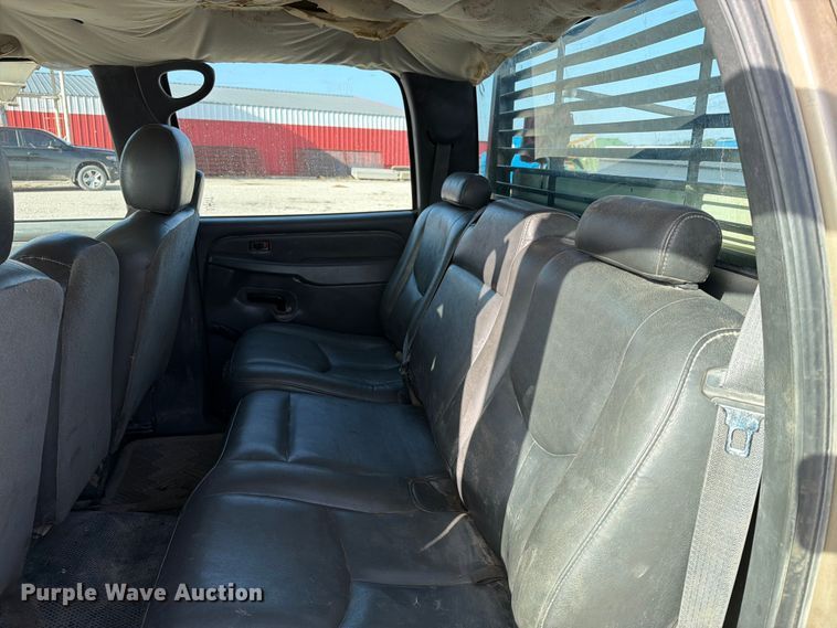 image for item EX4010 2004 Chevrolet Silverado 3500 Crew Cab pickup truck