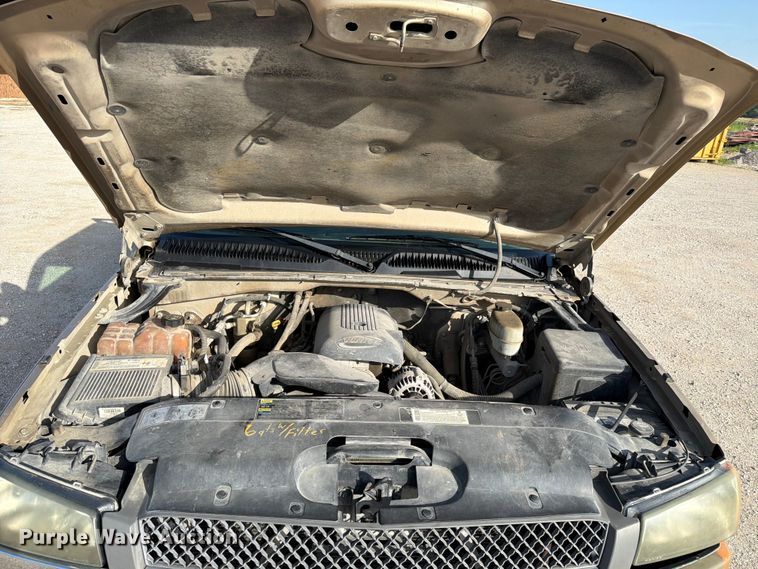 image for item EX4010 2004 Chevrolet Silverado 3500 Crew Cab pickup truck